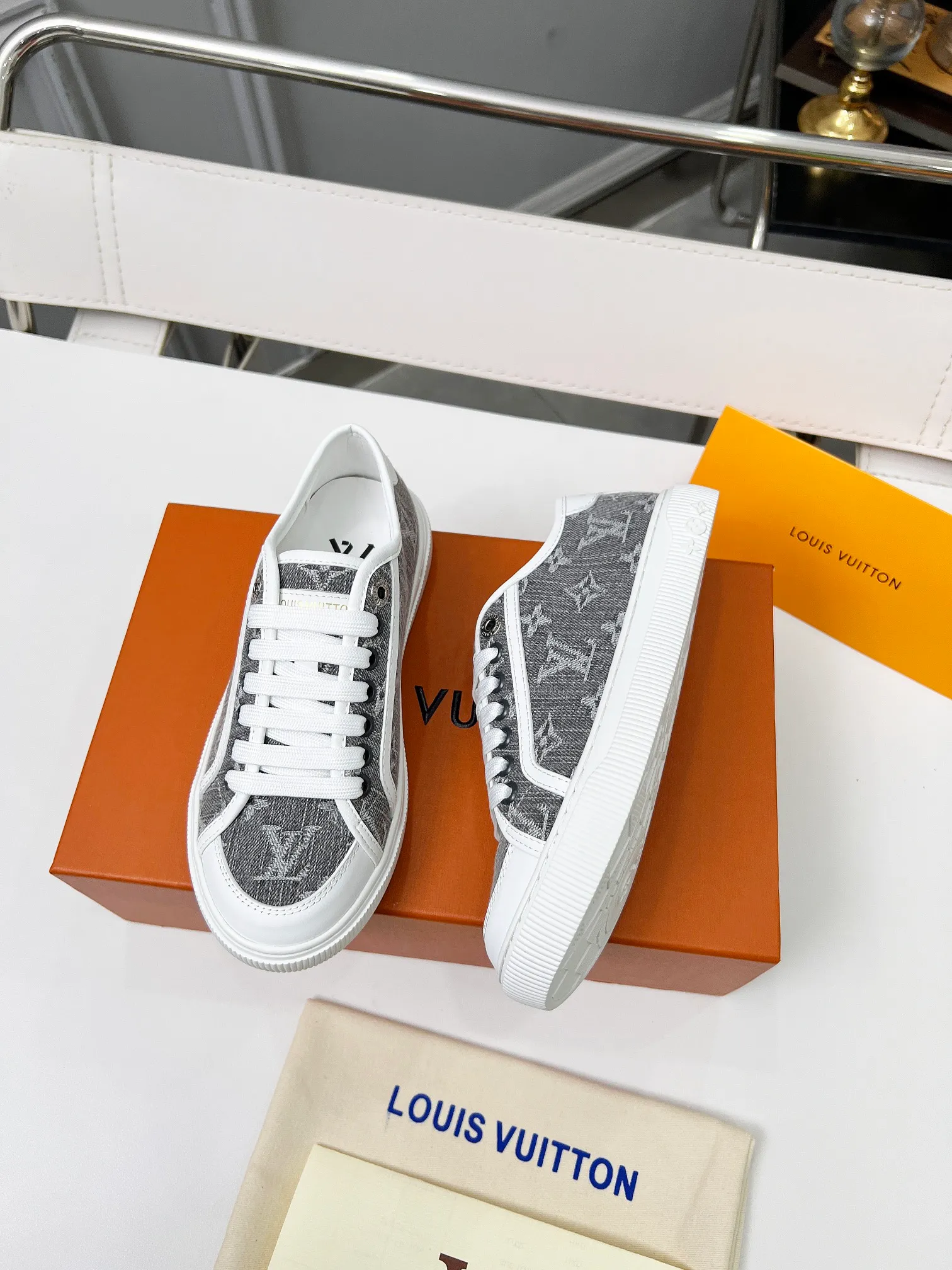 👟👟Ex-factory price 440👟👟 New arrival🆕 The hottest early spring model is coming. LV Lagoon sneakers are made of Monogram denim, injecting a retro flavor into the classic design. Leather trimmings pop out with the Louis Vuitton logo, while stenciled eyelets, trim and laces add to the refined details, and a rubber outsole embellished with Monogram flowers completes the look. Code number: 35~41, multiple colors available! Oil edges + TPU outsole + drawer box packaging
